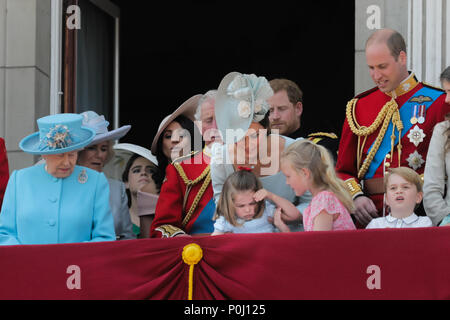 London, Großbritannien. 9. Juni 2018. Meghan, Herzogin von Sussex sieht als SEINE KÖNIGLICHE HOHEIT, Katharina, Herzogin von Cambridge und Savannah Phillips fang Prinzessin Charlotte, als sie einen Wäschetrockner auf dem Balkon am Buckingham Palace nimmt während der Flypast am Ende die Farbe, die Königinnen Geburtstag Parade. London: Amanda Rose/Alamy leben Nachrichten Stockfoto