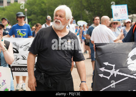 Paul Watson, Gründer von Sea Shepherd, passiert das Weiße Haus am Marsch für den Ozean in Washington, D.C. am 9. Juni 2018. Schiffe und Besatzungen von Sea Shepherd konfrontieren illegale Fischer in abgelegenen Gebieten der Ozeane und stören japanische Walfangexpeditionen. Kredit: Robert Meyers/Alamy Live News Stockfoto