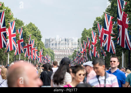 London, Großbritannien. Vom 9. Juni 2018 - Blick nach unten der Mall, in Richtung Admiralty Arch vom Buckingham Palace suchen, kurz nach dem Abschluss der Zeremonie die Farbe. Credit: Benjamin Wareing/Alamy leben Nachrichten Stockfoto