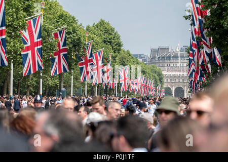 London, Großbritannien. Vom 9. Juni 2018 - Blick nach unten der Mall, in Richtung Admiralty Arch vom Buckingham Palace suchen, kurz nach dem Abschluss der Zeremonie die Farbe. Credit: Benjamin Wareing/Alamy leben Nachrichten Stockfoto