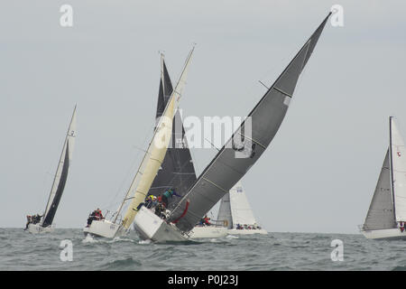 Chicago, IL, USA. 8. Juni 2018. Die National Offshore One Design Regatta 2018 findet in Chicago vom 8. Juni bis 10. Juni. Segler auf mehr als 100 Boote sammeln Ihre sailling Wissen gegen einander zu testen. Es gibt 3 Kreise der verschiedenen Flotten Racing. Am Samstag, den einige der Boote gehen auf eine lange Strecke Rennen, während die anderen Rennen rund um die Marken, die von der Rennleitung festgelegt. Credit: ZUMA Press, Inc./Alamy leben Nachrichten Stockfoto