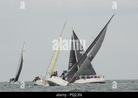 Chicago, IL, USA. 8. Juni 2018. Die National Offshore One Design Regatta 2018 findet in Chicago vom 8. Juni bis 10. Juni. Segler auf mehr als 100 Boote sammeln Ihre sailling Wissen gegen einander zu testen. Es gibt 3 Kreise der verschiedenen Flotten Racing. Am Samstag, den einige der Boote gehen auf eine lange Strecke Rennen, während die anderen Rennen rund um die Marken, die von der Rennleitung festgelegt. Credit: ZUMA Press, Inc./Alamy leben Nachrichten Stockfoto