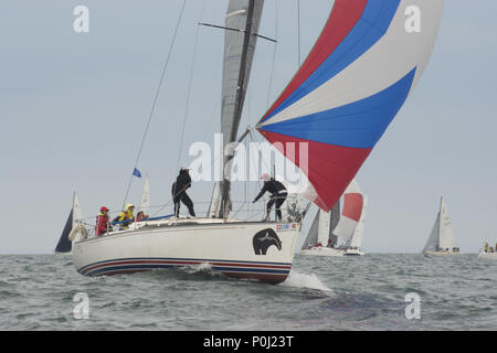 Chicago, IL, USA. 8. Juni 2018. Die National Offshore One Design Regatta 2018 findet in Chicago vom 8. Juni bis 10. Juni. Segler auf mehr als 100 Boote sammeln Ihre sailling Wissen gegen einander zu testen. Es gibt 3 Kreise der verschiedenen Flotten Racing. Am Samstag, den einige der Boote gehen auf eine lange Strecke Rennen, während die anderen Rennen rund um die Marken, die von der Rennleitung festgelegt. Credit: ZUMA Press, Inc./Alamy leben Nachrichten Stockfoto