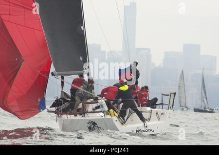 Chicago, IL, USA. 8. Juni 2018. Die National Offshore One Design Regatta 2018 findet in Chicago vom 8. Juni bis 10. Juni. Segler auf mehr als 100 Boote sammeln Ihre sailling Wissen gegen einander zu testen. Es gibt 3 Kreise der verschiedenen Flotten Racing. Am Samstag, den einige der Boote gehen auf eine lange Strecke Rennen, während die anderen Rennen rund um die Marken, die von der Rennleitung festgelegt. Credit: ZUMA Press, Inc./Alamy leben Nachrichten Stockfoto