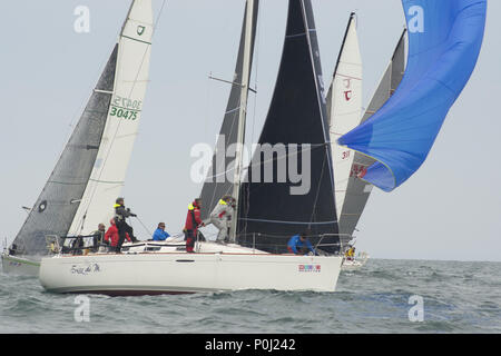 Chicago, IL, USA. 8. Juni 2018. Die National Offshore One Design Regatta 2018 findet in Chicago vom 8. Juni bis 10. Juni. Segler auf mehr als 100 Boote sammeln Ihre sailling Wissen gegen einander zu testen. Es gibt 3 Kreise der verschiedenen Flotten Racing. Am Samstag, den einige der Boote gehen auf eine lange Strecke Rennen, während die anderen Rennen rund um die Marken, die von der Rennleitung festgelegt. Credit: ZUMA Press, Inc./Alamy leben Nachrichten Stockfoto