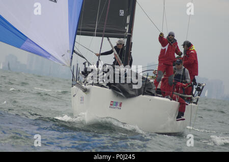 Chicago, IL, USA. 8. Juni 2018. Die National Offshore One Design Regatta 2018 findet in Chicago vom 8. Juni bis 10. Juni. Segler auf mehr als 100 Boote sammeln Ihre sailling Wissen gegen einander zu testen. Es gibt 3 Kreise der verschiedenen Flotten Racing. Am Samstag, den einige der Boote gehen auf eine lange Strecke Rennen, während die anderen Rennen rund um die Marken, die von der Rennleitung festgelegt. Credit: ZUMA Press, Inc./Alamy leben Nachrichten Stockfoto