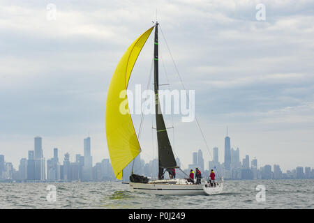 Chicago, IL, USA. 8. Juni 2018. Die National Offshore One Design Regatta 2018 findet in Chicago vom 8. Juni bis 10. Juni. Segler auf mehr als 100 Boote sammeln Ihre sailling Wissen gegen einander zu testen. Es gibt 3 Kreise der verschiedenen Flotten Racing. Am Samstag, den einige der Boote gehen auf eine lange Strecke Rennen, während die anderen Rennen rund um die Marken, die von der Rennleitung festgelegt. Credit: ZUMA Press, Inc./Alamy leben Nachrichten Stockfoto