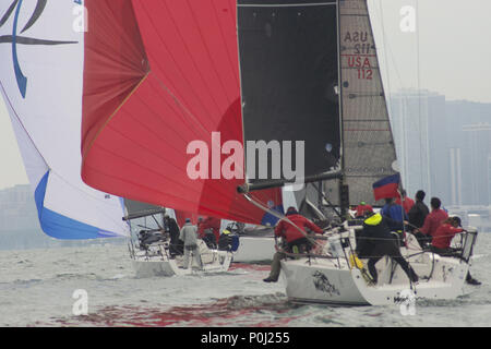 Chicago, IL, USA. 8. Juni 2018. Die National Offshore One Design Regatta 2018 findet in Chicago vom 8. Juni bis 10. Juni. Segler auf mehr als 100 Boote sammeln Ihre sailling Wissen gegen einander zu testen. Es gibt 3 Kreise der verschiedenen Flotten Racing. Am Samstag, den einige der Boote gehen auf eine lange Strecke Rennen, während die anderen Rennen rund um die Marken, die von der Rennleitung festgelegt. Credit: ZUMA Press, Inc./Alamy leben Nachrichten Stockfoto