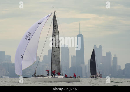 Chicago, IL, USA. 8. Juni 2018. Die National Offshore One Design Regatta 2018 findet in Chicago vom 8. Juni bis 10. Juni. Segler auf mehr als 100 Boote sammeln Ihre sailling Wissen gegen einander zu testen. Es gibt 3 Kreise der verschiedenen Flotten Racing. Am Samstag, den einige der Boote gehen auf eine lange Strecke Rennen, während die anderen Rennen rund um die Marken, die von der Rennleitung festgelegt. Credit: ZUMA Press, Inc./Alamy leben Nachrichten Stockfoto