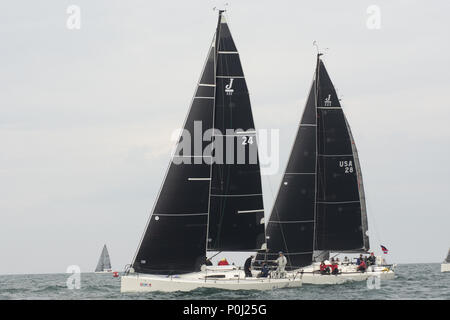 Chicago, IL, USA. 8. Juni 2018. Die National Offshore One Design Regatta 2018 findet in Chicago vom 8. Juni bis 10. Juni. Segler auf mehr als 100 Boote sammeln Ihre sailling Wissen gegen einander zu testen. Es gibt 3 Kreise der verschiedenen Flotten Racing. Am Samstag, den einige der Boote gehen auf eine lange Strecke Rennen, während die anderen Rennen rund um die Marken, die von der Rennleitung festgelegt. Credit: ZUMA Press, Inc./Alamy leben Nachrichten Stockfoto