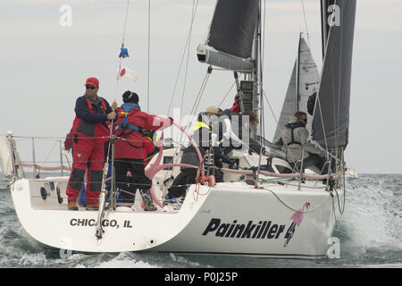 Chicago, IL, USA. 8. Juni 2018. Die National Offshore One Design Regatta 2018 findet in Chicago vom 8. Juni bis 10. Juni. Segler auf mehr als 100 Boote sammeln Ihre sailling Wissen gegen einander zu testen. Es gibt 3 Kreise der verschiedenen Flotten Racing. Am Samstag, den einige der Boote gehen auf eine lange Strecke Rennen, während die anderen Rennen rund um die Marken, die von der Rennleitung festgelegt. Credit: ZUMA Press, Inc./Alamy leben Nachrichten Stockfoto