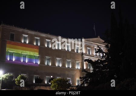 Athen, Griechenland. 9. Juni 2018. Ein großer Stolz Flagge mit Regenbogen Farben gesehen vor dem griechischen Parlament auf dem Festival. In diesem Jahr stolz Thema war die Diskriminierung von Frauen, mit transnationalen Frauen, die dauerhafte und unaufhaltsam der Ausgrenzung und der Gewalt. Credit: SOPA Images Limited/Alamy leben Nachrichten Stockfoto