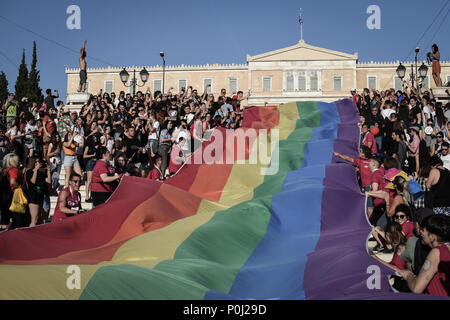 Athen, Griechenland. 9. Juni 2018. Ein großer Stolz Flagge mit Regenbogen Farben gesehen vor dem griechischen Parlament auf dem Festival. In diesem Jahr stolz Thema war die Diskriminierung von Frauen, mit transnationalen Frauen, die dauerhafte und unaufhaltsam der Ausgrenzung und der Gewalt. Credit: SOPA Images Limited/Alamy leben Nachrichten Stockfoto