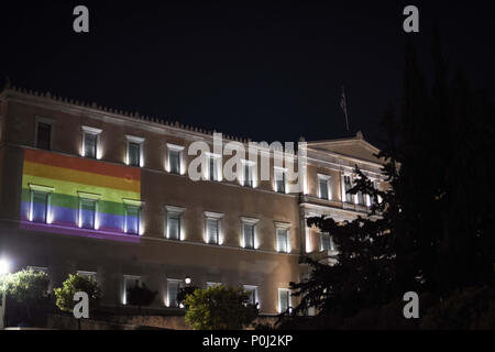 Athen, Griechenland. 9. Juni, 2018. Ein großer Stolz Flagge mit Regenbogen Farben gesehen vor dem griechischen Parlament auf dem Festival in diesem Jahr stolz Thema war die Diskriminierung von Frauen, mit transnationalen Frauen, die dauerhafte und unaufhaltsam der Ausgrenzung und der Gewalt. Credit: Nikolas Joao Kokovlis/SOPA Images/ZUMA Draht/Alamy leben Nachrichten Stockfoto