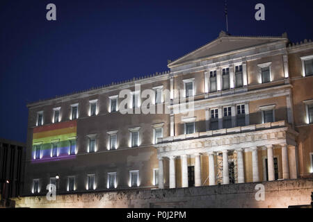 Athen, Griechenland. 9. Juni, 2018. Ein großer Stolz Flagge mit Regenbogen Farben gesehen vor dem griechischen Parlament auf dem Festival in diesem Jahr stolz Thema war die Diskriminierung von Frauen, mit transnationalen Frauen, die dauerhafte und unaufhaltsam der Ausgrenzung und der Gewalt. Credit: Nikolas Joao Kokovlis/SOPA Images/ZUMA Draht/Alamy leben Nachrichten Stockfoto