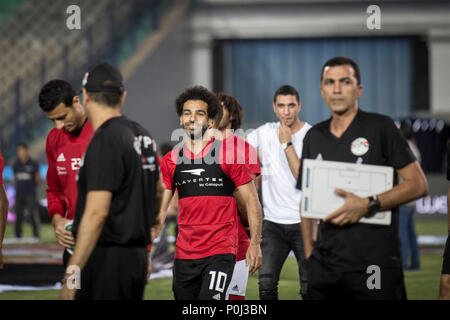 Kairo, Ägypten. 09 Juni, 2018. Ägypten Soccer Star Mohamed Salah (C) kommt für eine Schulung für Ägyptens Fußball-Nationalmannschaft in Vorbereitung auf die WM 2018 in Russland, in Kairo Stadium, in Kairo, Ägypten, 09. Juni 2018. Credit: gehad Hamdy/dpa/Alamy leben Nachrichten Stockfoto