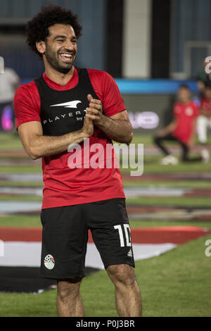 Kairo, Ägypten. 09 Juni, 2018. Ägypten Soccer Star Mohamed Salah lacht während einer Schulung für Ägyptens Fußball-Nationalmannschaft in Vorbereitung auf die WM 2018 in Russland, in Kairo Stadium, in Kairo, Ägypten, 09. Juni 2018. Credit: gehad Hamdy/dpa/Alamy leben Nachrichten Stockfoto