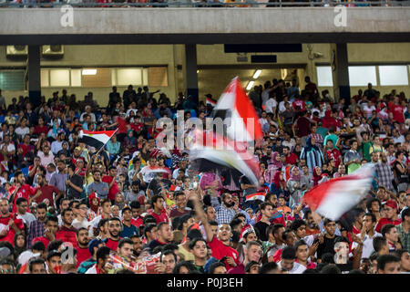 Kairo, Ägypten. 09 Juni, 2018. Fußball-Fans Welle Ägyptische Flaggen während einer Schulung für Ägyptens Fußball-Nationalmannschaft in Vorbereitung auf die WM 2018 in Russland, in Kairo Stadium, in Kairo, Ägypten, 09. Juni 2018. Credit: gehad Hamdy/dpa/Alamy leben Nachrichten Stockfoto