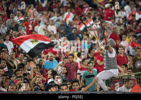 Kairo, Ägypten. 09 Juni, 2018. Fußball-Fans Welle Ägyptische Flaggen während einer Schulung für Ägyptens Fußball-Nationalmannschaft in Vorbereitung auf die WM 2018 in Russland, in Kairo Stadium, in Kairo, Ägypten, 09. Juni 2018. Credit: gehad Hamdy/dpa/Alamy leben Nachrichten Stockfoto