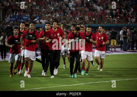 Kairo, Ägypten. 09 Juni, 2018. Der ägyptischen Fußball-Nationalmannschaft Spieler warm up während eines Trainings in der Vorbereitung für die WM 2018 in Russland, in Kairo Stadium, in Kairo, Ägypten, 09. Juni 2018. Credit: gehad Hamdy/dpa/Alamy leben Nachrichten Stockfoto