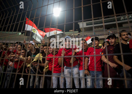 Kairo, Ägypten. 09 Juni, 2018. Fußball-Fans Welle Ägyptische Flaggen während einer Schulung für Ägyptens Fußball-Nationalmannschaft in Vorbereitung auf die WM 2018 in Russland, in Kairo Stadium, in Kairo, Ägypten, 09. Juni 2018. Credit: gehad Hamdy/dpa/Alamy leben Nachrichten Stockfoto