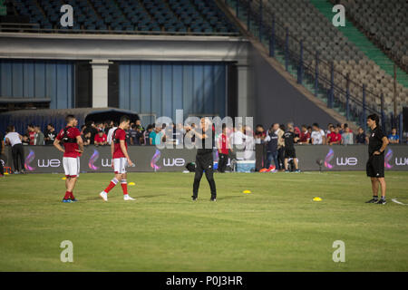 Kairo, Ägypten. 09 Juni, 2018. Der ägyptischen Fußball-Nationalmannschaft Trainer Hector Cuper führt eine Schulung für die Mannschaft in der Vorbereitung auf die Weltmeisterschaft 2018 in Russland, in Kairo Stadium, in Kairo, Ägypten, 09. Juni 2018. Credit: gehad Hamdy/dpa/Alamy leben Nachrichten Stockfoto