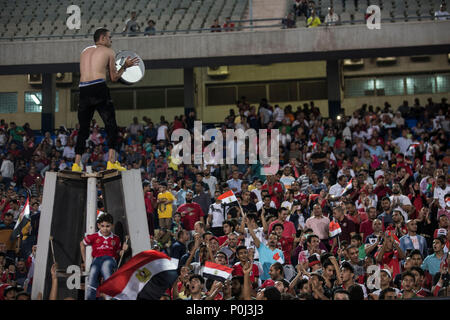 Kairo, Ägypten. 09 Juni, 2018. Fußball-Fans jubeln, während einer Schulung für Ägyptens Fußball-Nationalmannschaft in Vorbereitung auf die WM 2018 in Russland, in Kairo Stadium, in Kairo, Ägypten, 09. Juni 2018. Credit: gehad Hamdy/dpa/Alamy leben Nachrichten Stockfoto