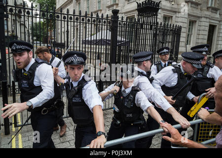 London, Großbritannien. 9. Juni 2018. "Freie Tommy Robinson' Protest von Hunderten von nationalistischen Anhänger des ehemaligen EDL-Führer, der derzeit 13 Monate im Gefängnis für Missachtung des Gerichts. Die demonstranten März vom Trafalgar Square, Whitehall mit einigen heftigen Auseinandersetzungen ausserhalb der Downing Street nach dem Versuch, die Tore zu stürmen. Tommy Robinson, 35, wurde außerhalb von Leeds Crown Court im vergangenen Monat festgehalten, während das Streaming ein Facebook live Video außerhalb der Verhandlung. Die Sendung dauerte eine Stunde und wurde mehr als 250.000 mal angesehen. Credit: Guy Corbishley/Alamy leben Nachrichten Stockfoto