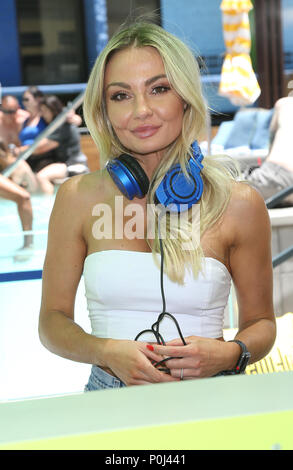 Las Vegas, NV, USA. Juni 2018. Juni 2018 - Las Vegas, Nevada - Brooke Evers. Brooke Evers im LINQ Pool. Foto: MJT/Admedia Stockfoto