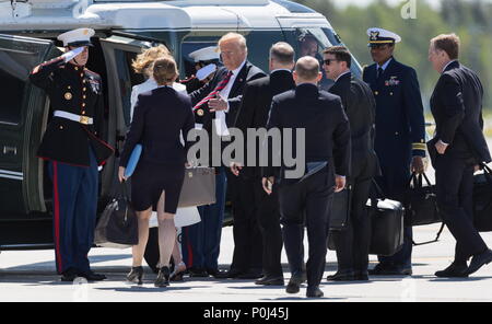Saguenay, Kanada. 8. Juni 2018. Us-Präsident Donald Trump ankommen auf Marine One bei Charlevoix für den Gipfel der G7 in Kanada 2018. Credit: Patrice Lapointe/ZUMA Draht/Alamy leben Nachrichten Stockfoto