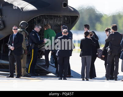 Saguenay, Kanada. 8. Juni 2018. Die deutsche Bundeskanzlerin Angela Merkel wird in einem Kanadischen chinook Hubschrauber YBG Bagotville airport während Ankunft für den Gipfel G7 2018 Charlevoix. Credit: Patrice Lapointe/ZUMA Draht/Alamy leben Nachrichten Stockfoto