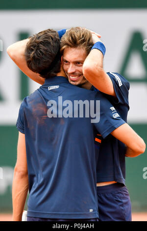 Paris. 9. Juni, 2018. Pierre-Hugues Herbert (L) und Nicolas Mahut aus Frankreich Feiern nach dem Endspiel gegen Oliver Marach von Österreich/Mate Pavic von Kroatien bei den French Open Tennis Turnier 2018 in Paris am 9. Juni 2018 verdoppelt. Pierre-Hugues Herbert/Nicolas Mahut gewann 2:0 und behauptete den Titel. Credit: Chen Yichen/Xinhua/Alamy leben Nachrichten Stockfoto