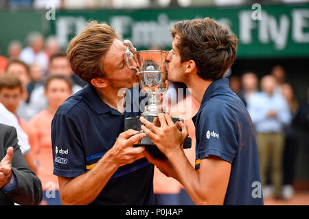 Paris. 9. Juni, 2018. Pierre-Hugues Herbert (R) und Nicolas Mahut aus Frankreich kiss die Trophäe während der Preisverleihung für Männer bei den French Open Tennis Turnier 2018 in Paris am 9. Juni 2018 verdoppelt. Pierre-Hugues Herbert/Nicolas Mahut beat Oliver Marach von Österreich/Mate Pavic von Kroatien im Finale mit 2:0 und behauptete den Titel. Credit: Chen Yichen/Xinhua/Alamy leben Nachrichten Stockfoto