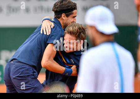 Paris. 9. Juni, 2018. Pierre-Hugues Herbert (L) und Nicolas Mahut (C) der Frankreich Feiern nach dem Endspiel gegen Oliver Marach von Österreich/Mate Pavic von Kroatien bei den French Open Tennis Turnier 2018 in Paris am 9. Juni 2018 verdoppelt. Pierre-Hugues Herbert/Nicolas Mahut gewann 2:0 und behauptete den Titel. Credit: Chen Yichen/Xinhua/Alamy leben Nachrichten Stockfoto