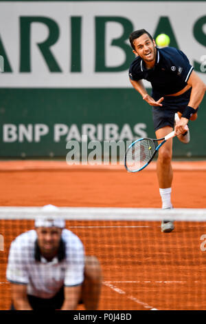 Paris. 9. Juni, 2018. Oliver Marach Österreichs und Mate Pavic (hinten) der Kroatien während der Männer konkurrieren verdoppelt Finale gegen Pierre-Hugues Herbert/Nicolas Mahut aus Frankreich bei den French Open Tennis Turnier 2018 in Paris am 9. Juni 2018. Oliver Marach und Mate Pavic verloren 0-2. Credit: Chen Yichen/Xinhua/Alamy leben Nachrichten Stockfoto