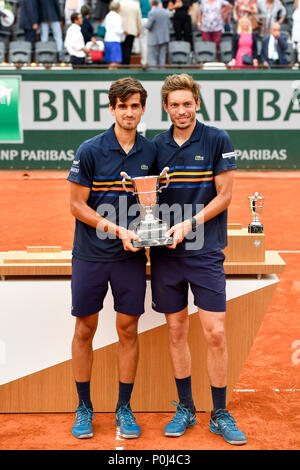 Paris. 9. Juni, 2018. Pierre-Hugues Herbert (L) und Nicolas Mahut aus Frankreich Reagieren während der Preisverleihung für Herren Doppel bei den French Open Tennis Turnier 2018 in Paris am 9. Juni 2018. Pierre-Hugues Herbert/Nicolas Mahut beat Oliver Marach von Österreich/Mate Pavic von Kroatien im Finale mit 2:0 und behauptete den Titel. Credit: Chen Yichen/Xinhua/Alamy leben Nachrichten Stockfoto