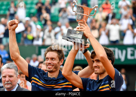 Paris. 9. Juni, 2018. Pierre-Hugues Herbert (R) und Nicolas Mahut aus Frankreich Reagieren während der Preisverleihung für Herren Doppel bei den French Open Tennis Turnier 2018 in Paris am 9. Juni 2018. Pierre-Hugues Herbert/Nicolas Mahut beat Oliver Marach von Österreich/Mate Pavic von Kroatien im Finale mit 2:0 und behauptete den Titel. Credit: Chen Yichen/Xinhua/Alamy leben Nachrichten Stockfoto