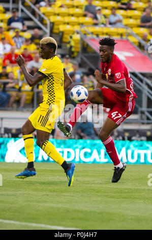 Samstag, Juni 09, 2018: New York Red Bulls Verteidiger Hassan Ndam (47) tritt die Kugel hinter Columbus Crew SC vorwärts Christine Zerdes (11) Die Übereinstimmung zwischen den New York Red Bulls und Columbus Crew SC an MAPFRE Stadium, in Columbus, OH. Pflichtfeld Foto: Dorn Byg/Cal Sport Media. Columbus Crew SC 1 - New York Red Bulls 1 Credit: Cal Sport Media/Alamy leben Nachrichten Stockfoto