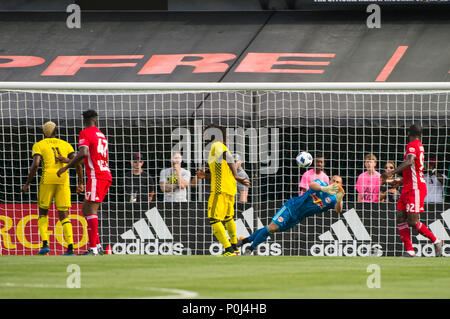 Samstag, Juni 09, 2018: New York Red Bulls Torwart Luis Robles (31) die Tauchgänge für den Ball im Spiel zwischen den New York Red Bulls und Columbus Crew SC an MAPFRE Stadium, in Columbus, OH. Pflichtfeld Foto: Dorn Byg/Cal Sport Media. Columbus Crew SC 1 - New York Red Bulls 1 Credit: Cal Sport Media/Alamy leben Nachrichten Stockfoto