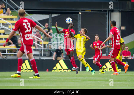 Samstag, Juni 09, 2018: New York Red Bulls defender Kemar Lawrence (92) leitet den Ball mit Columbus Crew SC vorwärts Pedro Santos (9) in der Nähe von im Spiel zwischen den New York Red Bulls und Columbus Crew SC an MAPFRE Stadium, in Columbus, OH. Pflichtfeld Foto: Dorn Byg/Cal Sport Media. Columbus Crew SC 1 - New York Red Bulls 1 Credit: Cal Sport Media/Alamy leben Nachrichten Stockfoto