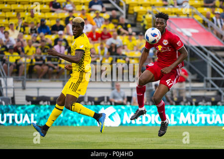 Samstag, Juni 09, 2018: New York Red Bulls Verteidiger Hassan Ndam (47) tritt die Kugel hinter Columbus Crew SC vorwärts Christine Zerdes (11) Die Übereinstimmung zwischen den New York Red Bulls und Columbus Crew SC an MAPFRE Stadium, in Columbus, OH. Pflichtfeld Foto: Dorn Byg/Cal Sport Media. Columbus Crew SC 1 - New York Red Bulls 1 Credit: Cal Sport Media/Alamy leben Nachrichten Stockfoto