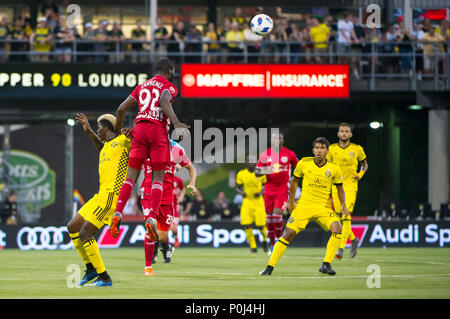 Samstag, Juni 09, 2018: New York Red Bulls defender Kemar Lawrence (92) leitet die Kugel hinter Columbus Crew SC Mittelfeldspieler Eduardo Sosa (20) Die Übereinstimmung zwischen den New York Red Bulls und Columbus Crew SC an MAPFRE Stadium, in Columbus, OH. Pflichtfeld Foto: Dorn Byg/Cal Sport Media. Columbus Crew SC 1 - New York Red Bulls 1 Credit: Cal Sport Media/Alamy leben Nachrichten Stockfoto