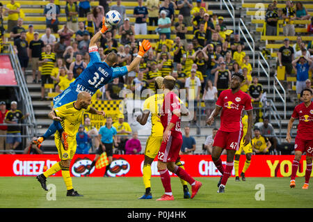 Samstag, Juni 09, 2018: New York Red Bulls Torwart Luis Robles (31) springt über Columbus Crew SC vorwärts Federico Higuain (10) Die Übereinstimmung zwischen den New York Red Bulls und Columbus Crew SC an MAPFRE Stadium, in Columbus, OH. Pflichtfeld Foto: Dorn Byg/Cal Sport Media. Columbus Crew SC 1 - New York Red Bulls 1 Credit: Cal Sport Media/Alamy leben Nachrichten Stockfoto