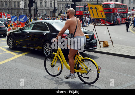 London, UK, 10. Juni 2018 sonniger Samstag Nachmittag auf dem Trafalgar Square. Credit: JOHNNY ARMSTEAD/Alamy leben Nachrichten Stockfoto