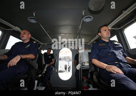 Athen, Griechenland. 8. Juni 2018. Die griechische Küstenwache Offiziere sind in einer Küste gesehen-Guard Boot, Marina Zeas, in Athen, Griechenland, 8. Juni 2018. Der Such- und Rettungsmaßnahmen von Tausenden von Migranten, die Ägäis, zusammen mit der Bekämpfung des illegalen Handels sind unter den Top Prioritäten und Herausforderungen für die griechische Küstenwache, ein griechischer Beamter erklärte Xinhua hier. Um mit der Funktion: Migrant Rettungsmaßnahmen, illegalen Handel top Herausforderungen für die griechische Küstenwache Credit: Marios Lolos/Xinhua/Alamy leben Nachrichten Stockfoto