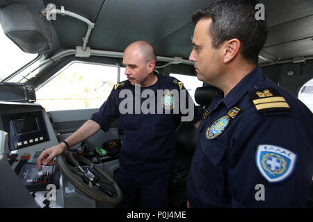 Athen, Griechenland. 8. Juni 2018. Zwei griechische Küstenwache durch die tägliche Routine in einer Küste - guard Rad, an der Marina Zeas, in Athen, Griechenland, 8. Juni 2018. Der Such- und Rettungsmaßnahmen von Tausenden von Migranten, die Ägäis, zusammen mit der Bekämpfung des illegalen Handels sind unter den Top Prioritäten und Herausforderungen für die griechische Küstenwache, ein griechischer Beamter erklärte Xinhua hier. Credit: Marios Lolos/Xinhua/Alamy leben Nachrichten Stockfoto