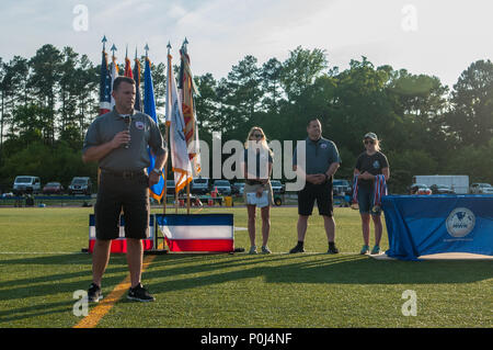 Fort Bragg, North Carolina, USA. 9. Juni, 2018. Juni 9, 2018 - Fort Bragg, N.C., USA - Col. Kyle Reed, Fort Bragg garrison Commander, Gespräche mit allen Mannschaften nach dem WM-Finale zwischen der US Air Force und der US Navy die Streitkräfte Männer Fußball Meisterschaft 2018, an Hedrick Stadion, auf Fort Bragg. Air Force, die 2016 Titelverteidiger besiegt Marine, 5-2 Titel dieses Jahr zu behaupten. Die Streitkräfte Männer Fußball Meisterschaft wird alle zwei Jahre durchgeführt. Credit: Timothy L. Hale/ZUMA Draht/Alamy leben Nachrichten Stockfoto