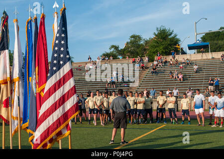 Fort Bragg, North Carolina, USA. 9. Juni, 2018. Juni 9, 2018 - Fort Bragg, N.C., USA - Col. Kyle Reed, Fort Bragg garrison Commander, Gespräche mit allen Mannschaften nach dem WM-Finale zwischen der US Air Force und der US Navy die Streitkräfte Männer Fußball Meisterschaft 2018, an Hedrick Stadion, auf Fort Bragg. Air Force, die 2016 Titelverteidiger besiegt Marine, 5-2 Titel dieses Jahr zu behaupten. Die Streitkräfte Männer Fußball Meisterschaft wird alle zwei Jahre durchgeführt. Credit: Timothy L. Hale/ZUMA Draht/Alamy leben Nachrichten Stockfoto