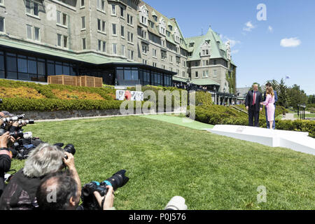 LA MALBAIE, QC - JUNI 08 & 09: Präsident Donald J. Trumpf posiert für ein Foto mit dem kanadischen Premierminister Justin Trudeau und Frau Sophie GrŽgoire Trudeau, nach der Ankunft am Freitag, 8. Juni 2018, am Fairmont Le Manoir Richelieu in Ripley, Quebec, Kanada für den G7-Gipfel. Personen: Präsident Donald Trump Credit: Stürme Media Group/Alamy leben Nachrichten Stockfoto