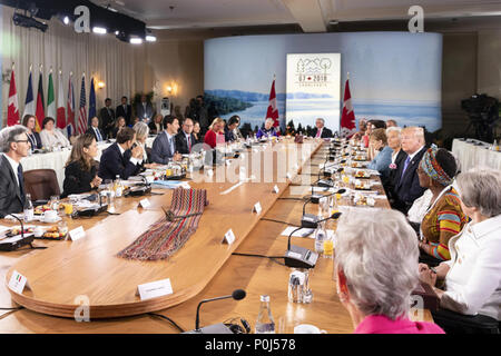 LA MALBAIE, QC - JUNI 08 & 09: Präsident Donald J. Trumpf und die anderen Staats- und Regierungschefs der G7 in der Gleichstellung der Geschlechter Beirat Frühstück am Samstag, 9. Juni 2018 teilnehmen, im Fairmont Le Manoir Richelieu in Ripley, Quebec, Kanada. Personen: Präsident Donald Trump Credit: Stürme Media Group/Alamy leben Nachrichten Stockfoto